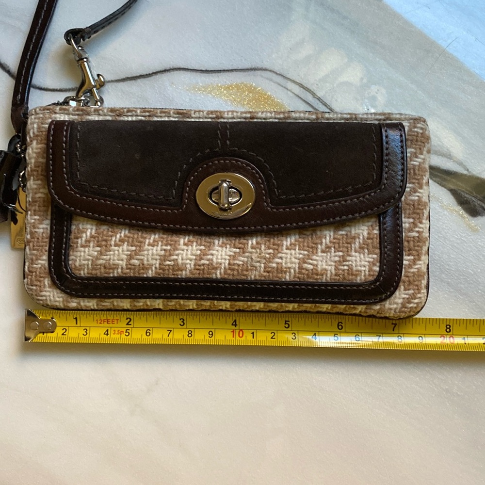 Coach suede and wool woven brown wristlet turn lock w/hangtag and tassel - Picture 15 of 17